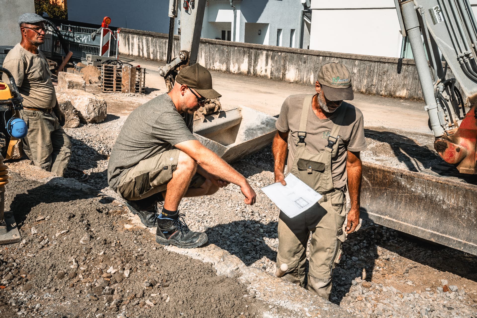 Bauleiter bespricht den Plan mit dem Team auf der Baustelle
