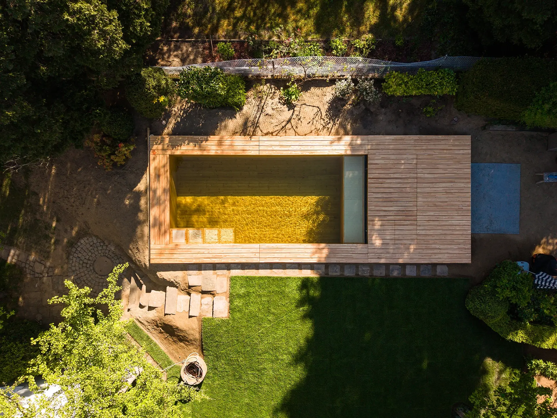 Vogelperspektive auf einen HOLC® Naturpool mit Lärchendeck