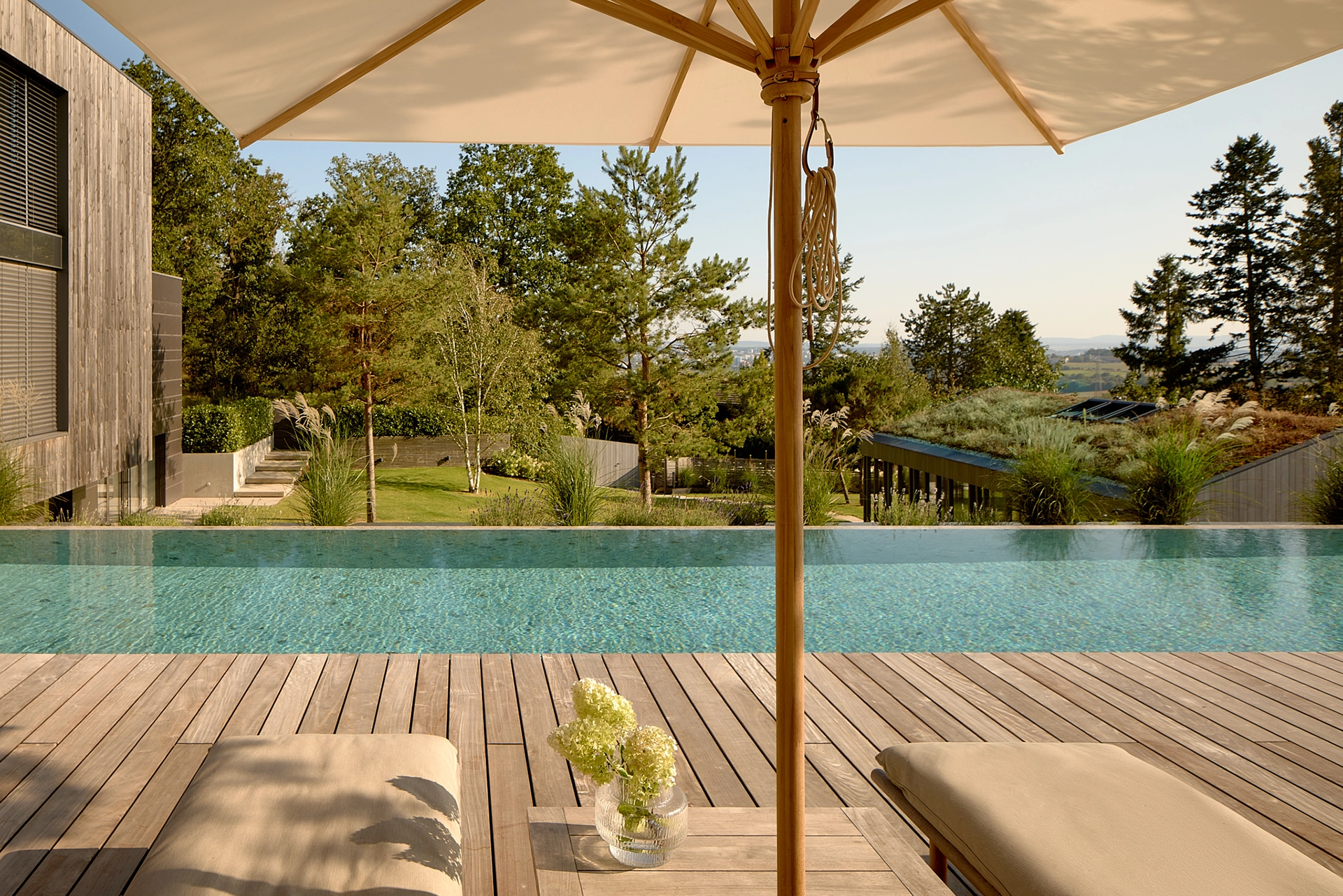 Infinity-Pool mit Weitblick ins Rhein-Main-Tal