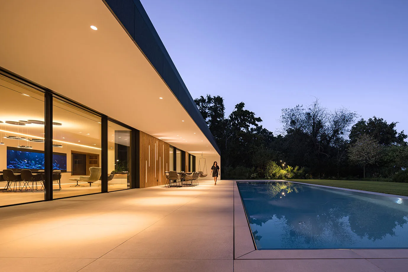 Moderner Neubaugarten mit Pool – Natursteinterrasse entlang des Pools