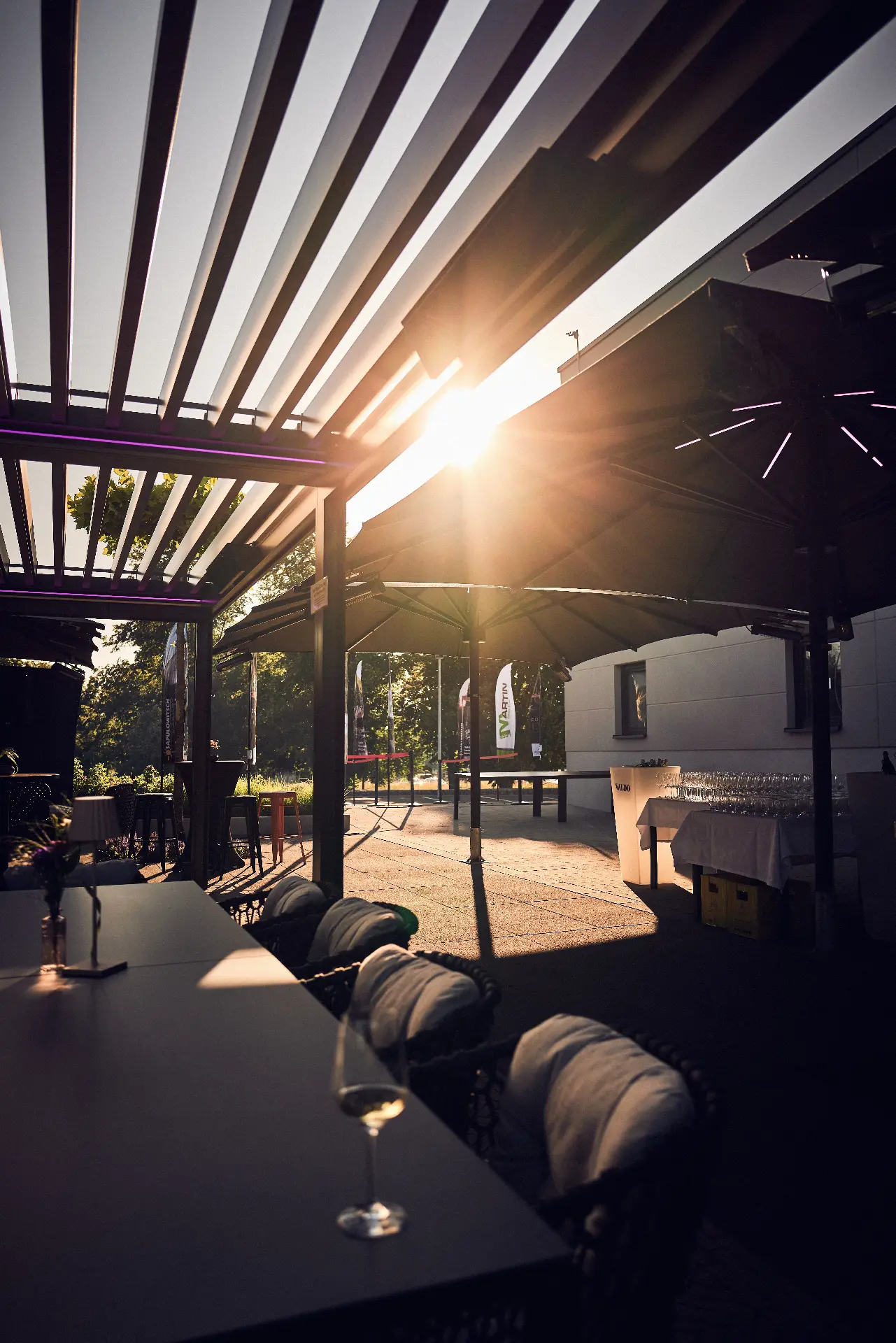 Präsentations- und Eventlocation – Überdachte Terrasse im Abendlicht